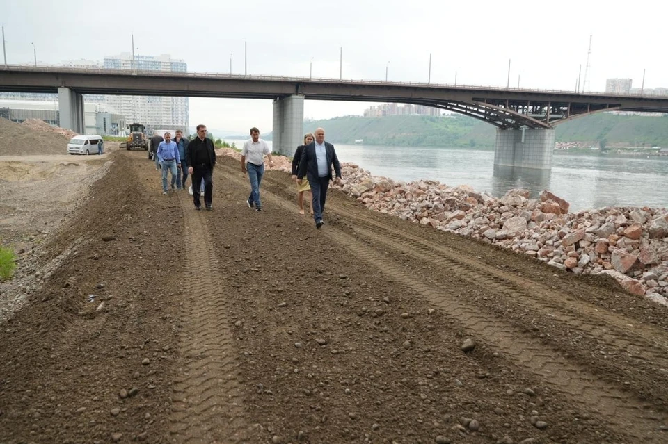 Глава Красноярска с заместителями приехали на место. Фото: страница ВК Владислава Логинова