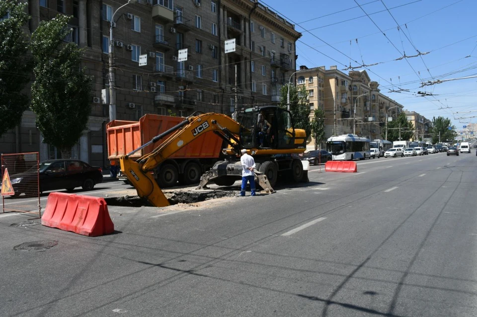 Провал на дороге не могут устранить уже вторую неделю.