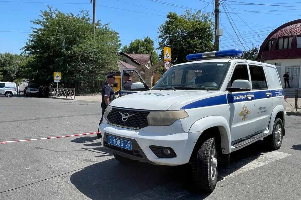 Махачкала. Машина полиции у православного храма. Фото: Гянжеви Гаджибалаев/ТАСС
