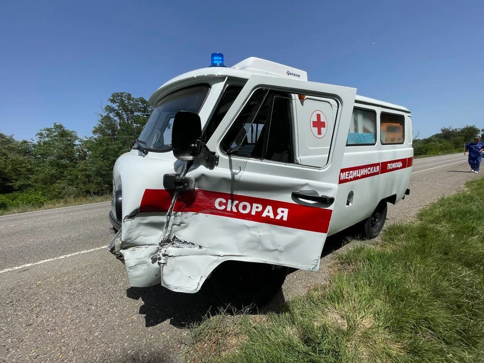 Автомобиль скорой помощи получил повреждения. Фото - тг-канал госавтоинспекции Запорожской области