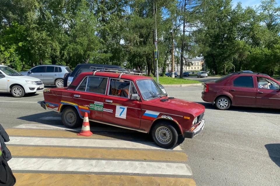 Водитель рассказал, что девушка неожиданно появилась на пешеходном переходе. Фото: пресс-служба ГИБДД по Свердловской области