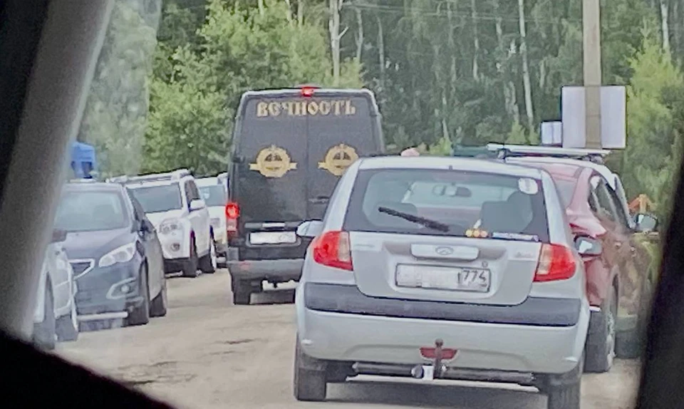 На Преображенском кладбище собралось много машин. Фото: читатель КП