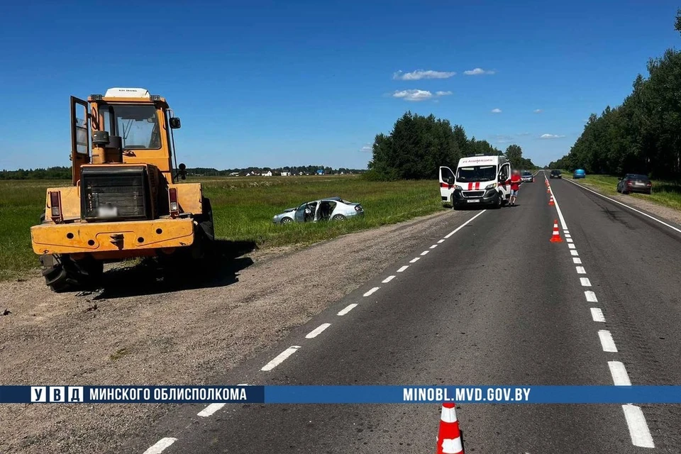Под Пуховичами Volkswagen врезался в погрузчик, погибла 75-летняя женщина. Фото: телеграм-канал УВД Минского облисполкома