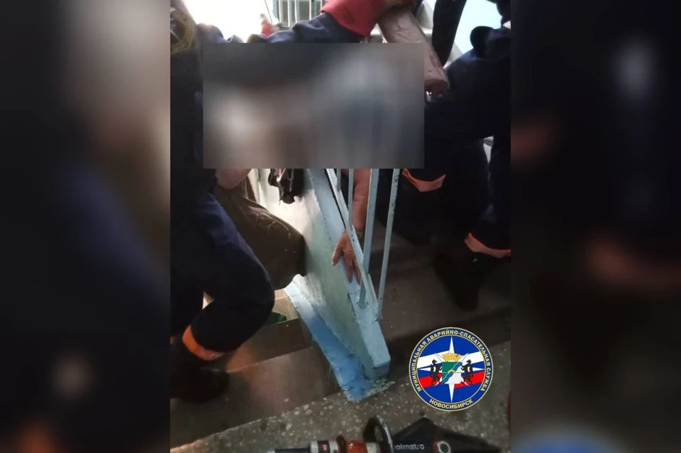 Жительница Новосибирска упала из-за теплового удара и застряла между перилами. Фото: спасатели МАСС.
