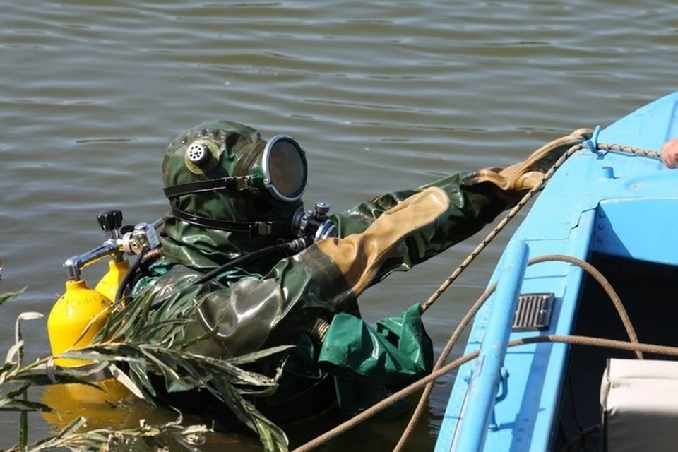 Водолазы ищут тело второй день.