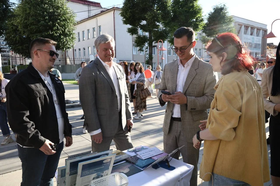 Русских купил свечу, картину и серьги на маркете молодых предпринимателей. ФОТО: тг-канал Дом молодых