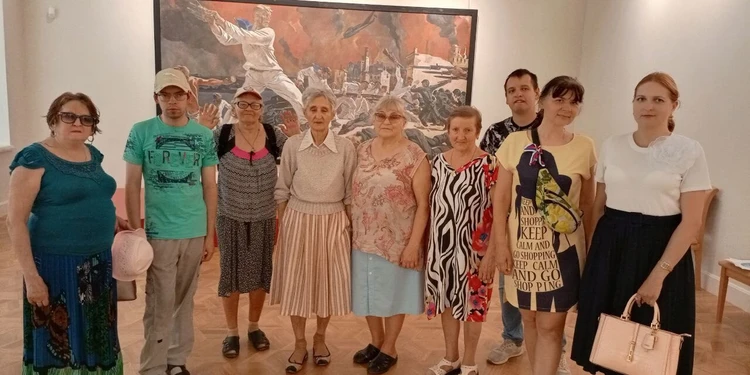 Пенсионеры и инвалиды увидели «Оборону Севастополя»