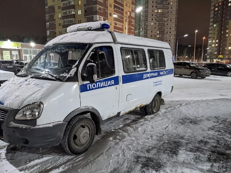 В центре Тюмени прогуливался пожилой мужчина с оружием наперевес.