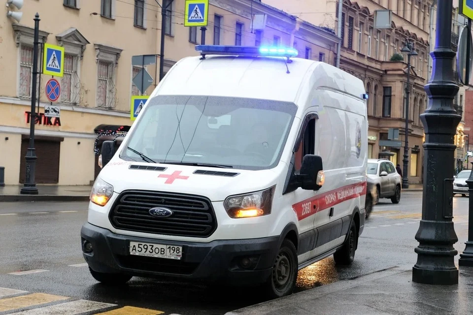 Четырехлетняя девочка выжила после падения с седьмого этажа в Петербурге.