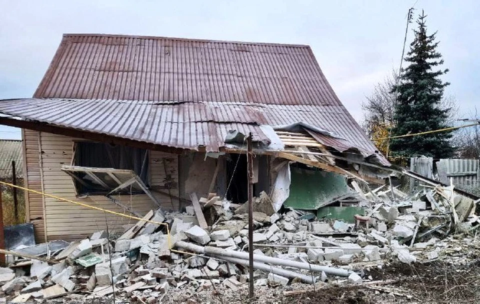 Три дома и автомобиль повреждены при ночной атаке ВСУ по Белгородской области.