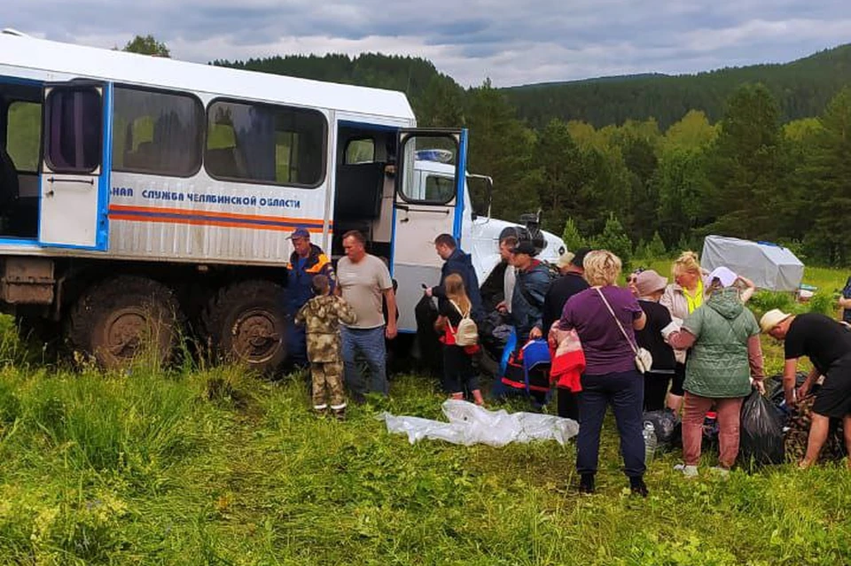 Вызволять туристов из зон затопления пришлось на автомобилях повышенной проходимости. Фото: ПСС Челябинской области
