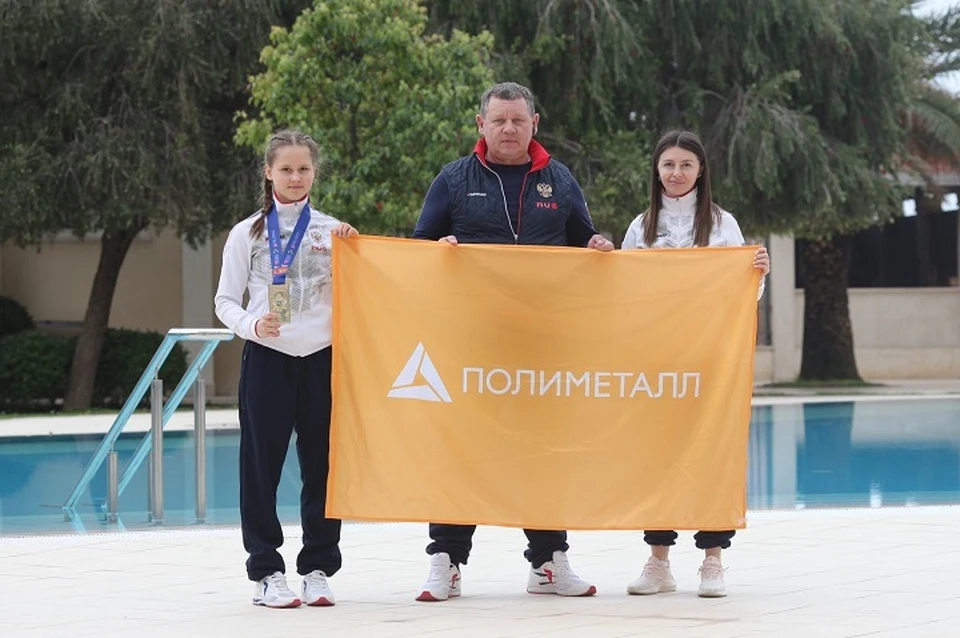 Восходящая звезда российского бокса Снежана Кузнецова, руководитель Федерации бокса Краснотурьинска Дмитрий Цих, тренер Юлия Санкина. Фото: личный архив