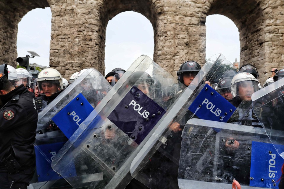 В Турции начались массовые беспорядки: призывают к отставке Эрдогана, ранены 14 полицейских