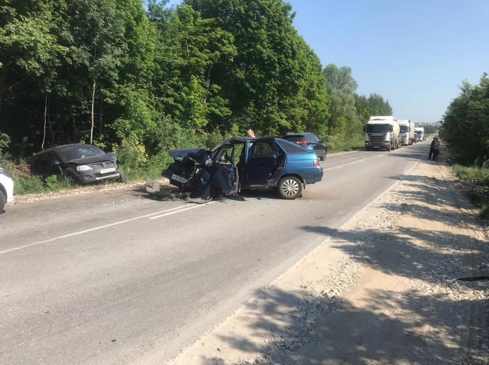 Девушку-водителя автомобиля «ВАЗ» госпитализировали в больницу после ДТП в Ленинском районе Тулы