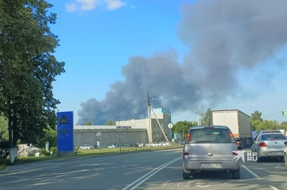 Плотный дым над промзоной виднеется даже издалека. Фото: читатель «КП»