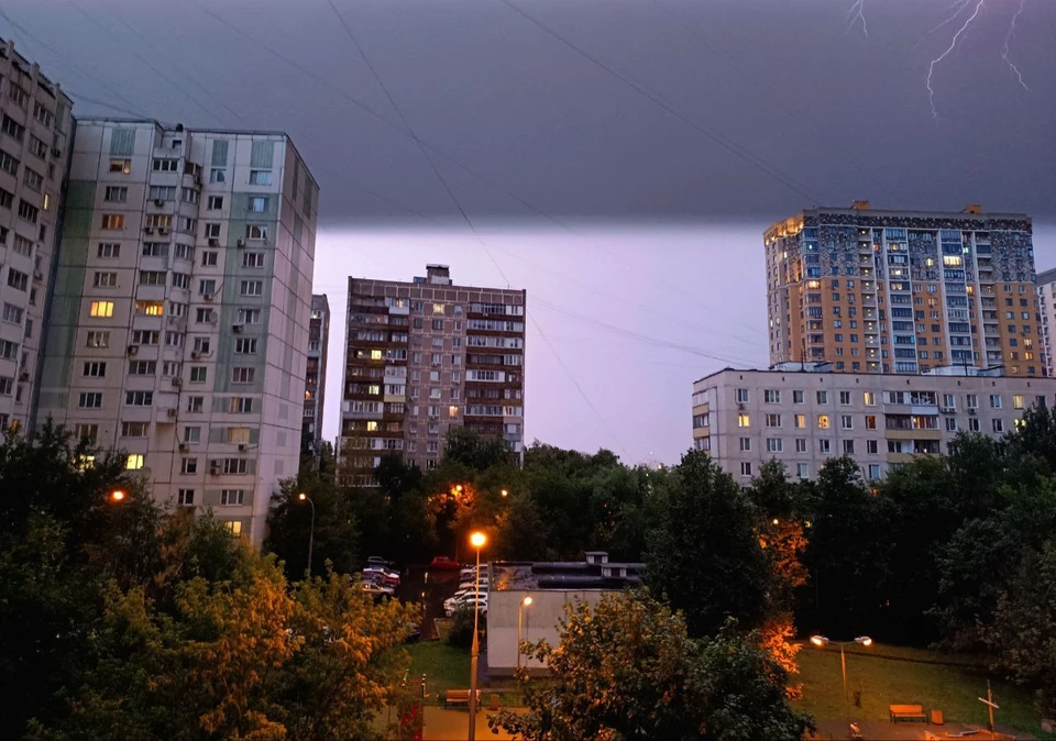 Мощный ливень с грозой и молниями обрушился на Москву вечером 3 июля