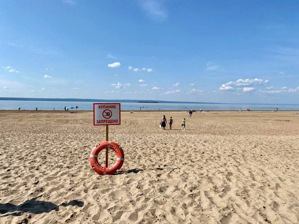 На городских пляжах в этом сезоне можно только позагорать