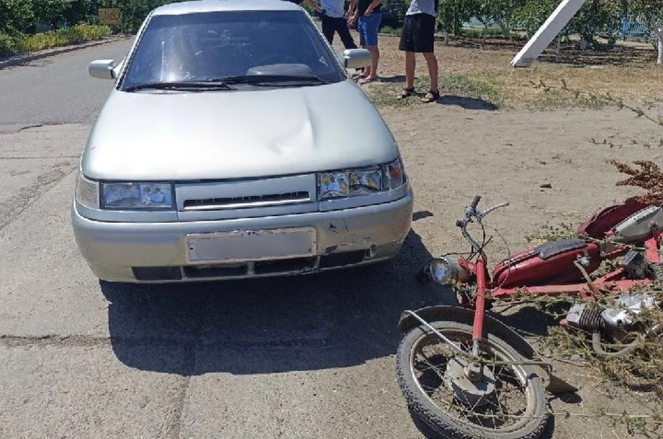 Автомобильная авария произошла в поселке Приазовское с участием мопеда и легкового автомобиля отечественного производства. ФОТО: Госавтоинспекция Запорожской области