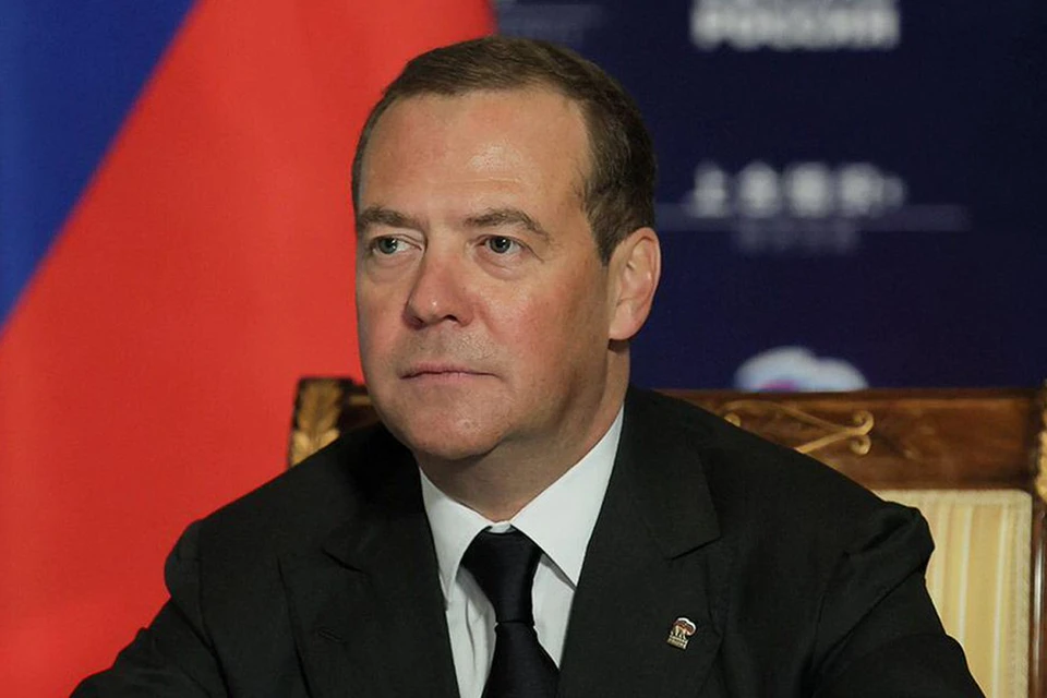 Медведев: Добровольцы уверенно приближают победу России в зоне СВО