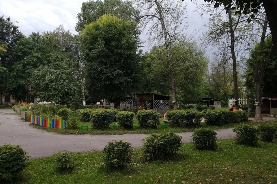 В Ярославской области благоустраивают территории у детсадов.