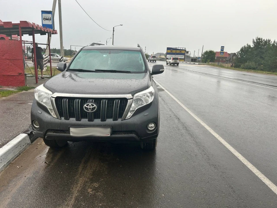 Внедорожник Toyota Land Cruiser на остановке под Рязанью сбил 9-летнюю девочку.