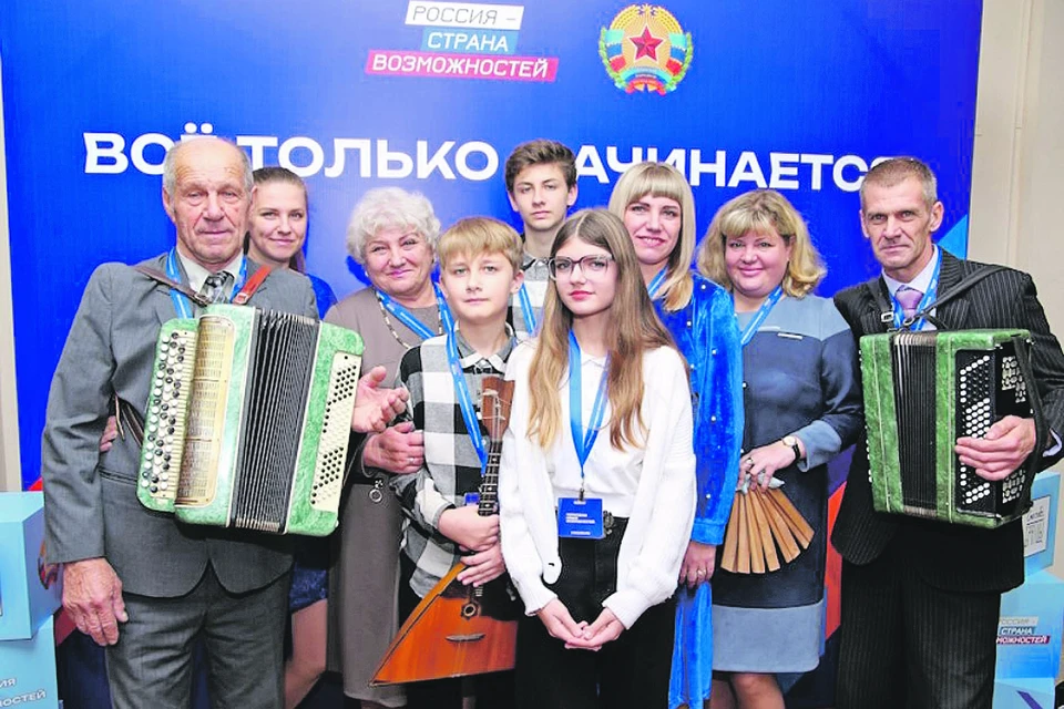 Дьяченко (слева направо): Александр Николаевич, младшая дочь Екатерина Глазунова (на втором плане), Любовь Ивановна, внук Тимофей Глазунов, внук Ярослав Глазунов (на втором плане), внучка Алена Омелечко, дочь Наталья Омелечко, жена старшего сына Инна Дьяченко.