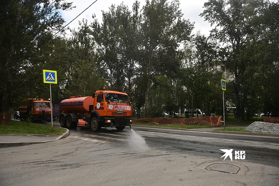 Улицы Екатеринбурга поливают водой в жару