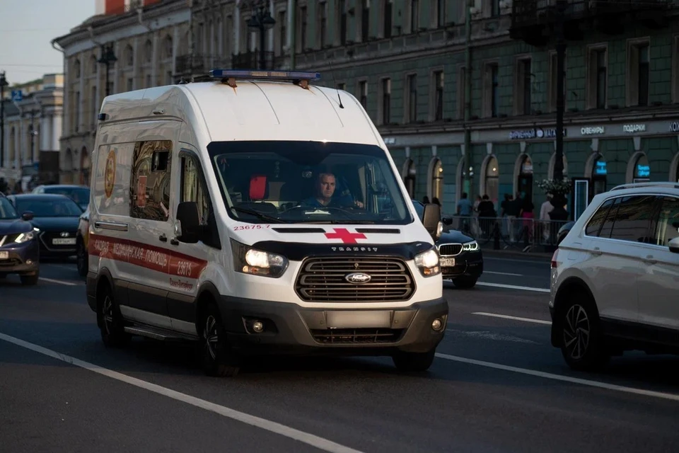 Петербуржца с откушенным в драке пальцем госпитализировали в больницу.