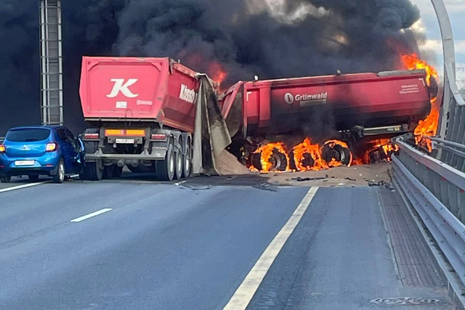 После удара грузовик загорелся. Фото: ГУ МВД РФ по Санкт-Петербургу и Ленобласти.