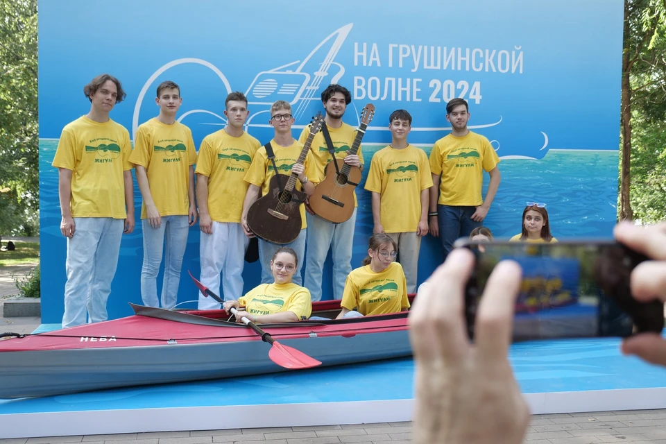 Участники фестиваля и гости парка с удовольствием фотографировались в байдарке и ловили грушинскую волну