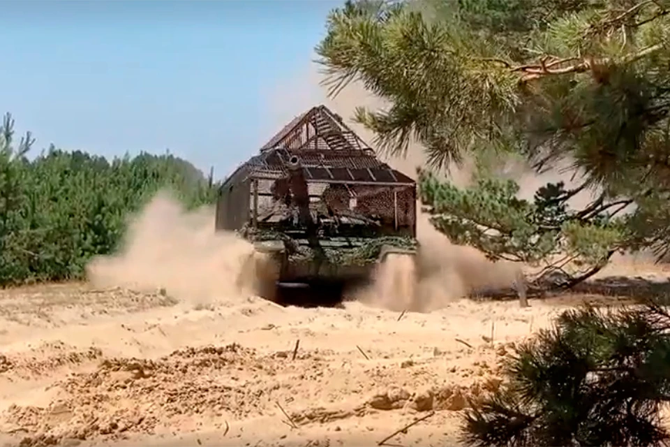Экипаж танка Т-72Б3 с закрытой огневой позиции уничтожает наблюдательные посты, склады боеприпасов и скопление живой силы противника