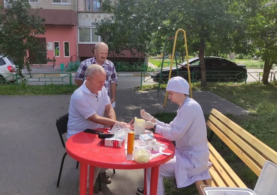 Ульяновские врачи Центра здоровья поликлиники №3 провели прием жильцов многоэтажек во дворах. ФОТО: тг-канал Гордумы Ульяновска