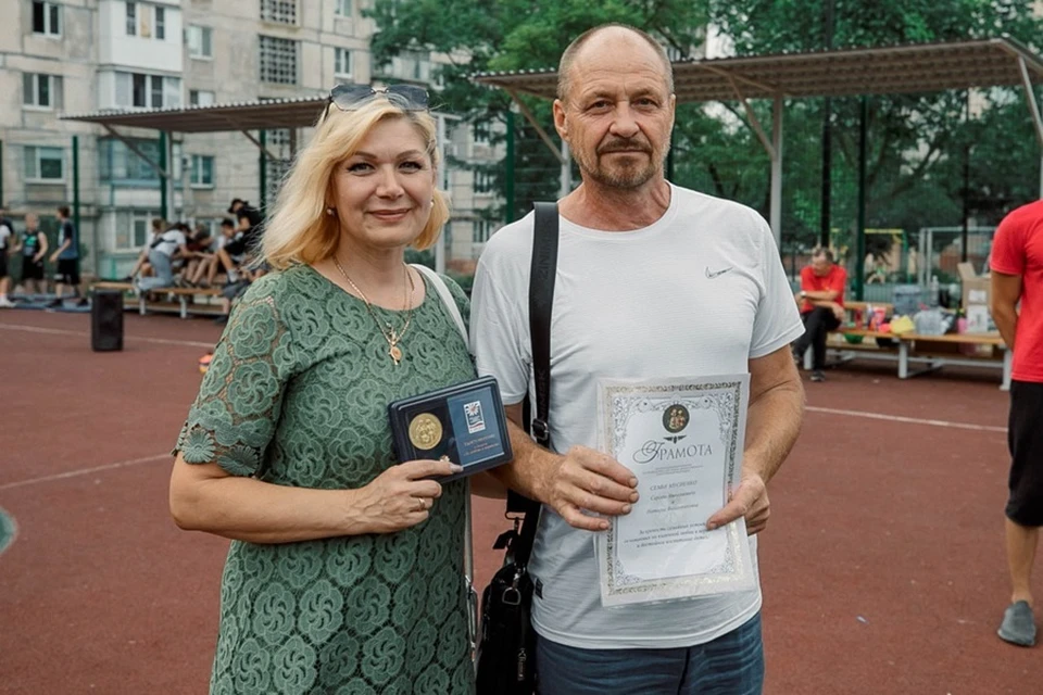 Семье из Мариуполя вручили медаль «За любовь и верность». Фото: ТГ/Моргун