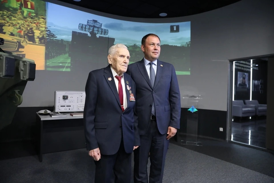 Врио губернатора Кузбасса вручил Анатолию Терехову медаль «80 лет освобождения Республики Беларусь от немецко-фашистских захватчиков». Фото: Администрация Правительства Кузбасса