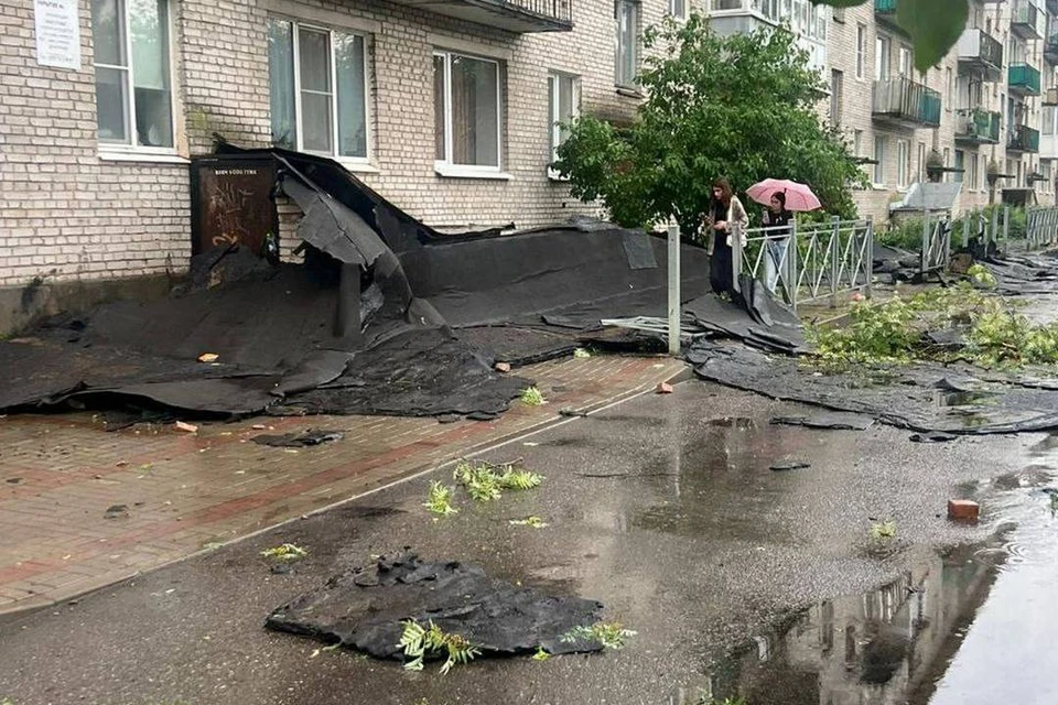 Кусок кровли, сорванный ветром, рухнул на двух человек в Сланцах. Фото: t.me/drozdenko_au_lo