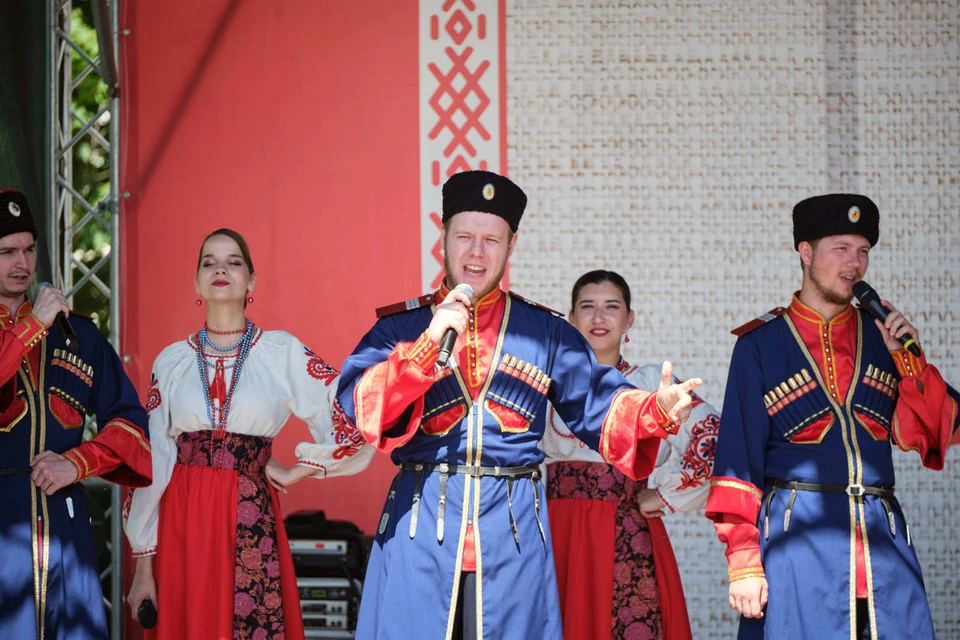 Специальный гость праздника - Курский народный хор "Соловейко".