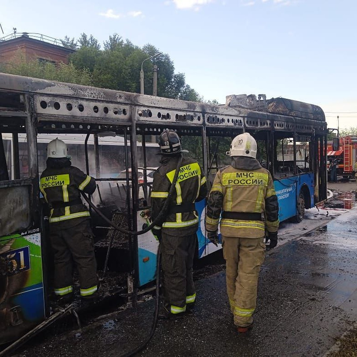 Прокуратура начала проверку из-за сгоревшего дотла автобуса на окраине  Омска - KP.RU