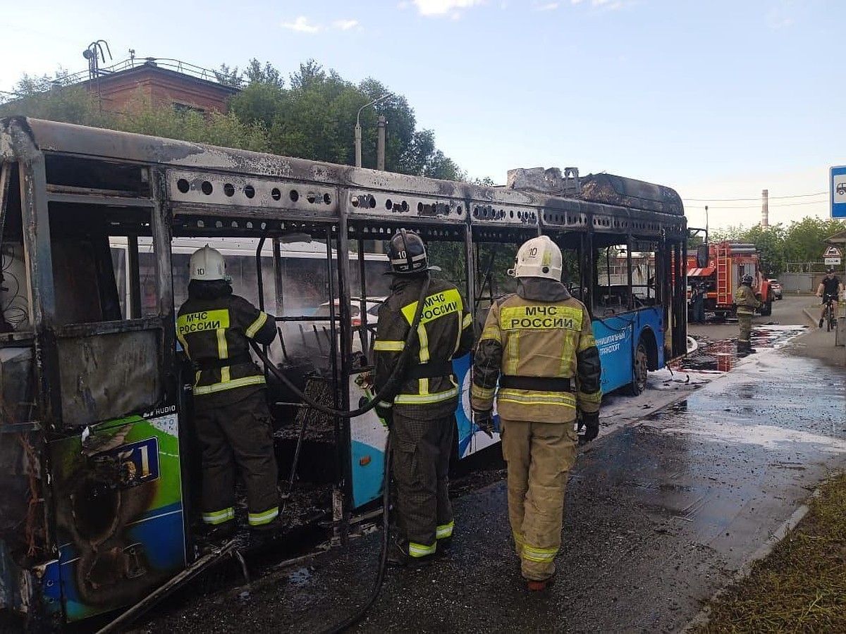 Прокуратура начала проверку из-за сгоревшего дотла автобуса на окраине  Омска - KP.RU