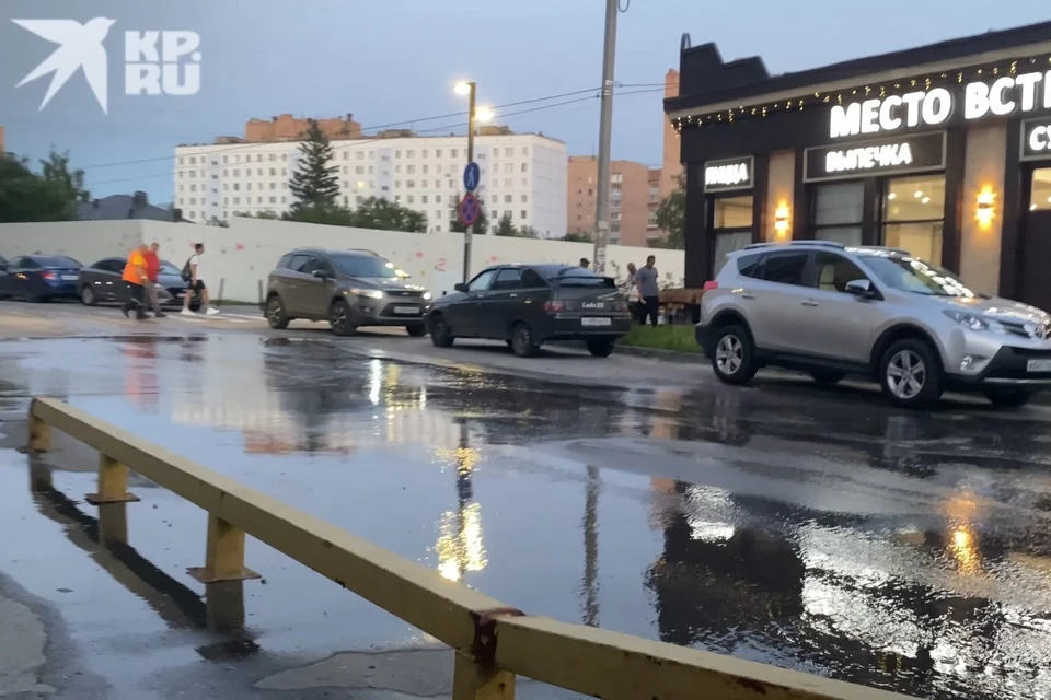 Из трещины в асфальте на Малом шоссе в центре Рязани несколько дней течет вода.