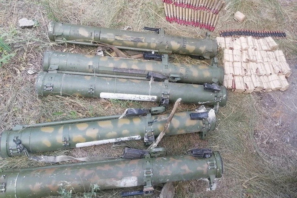 В Северодонецке сотрудники угрозыска и росгвардейцы выявили тайник с оружием и боеприпасами. Фото - МВД ЛНР