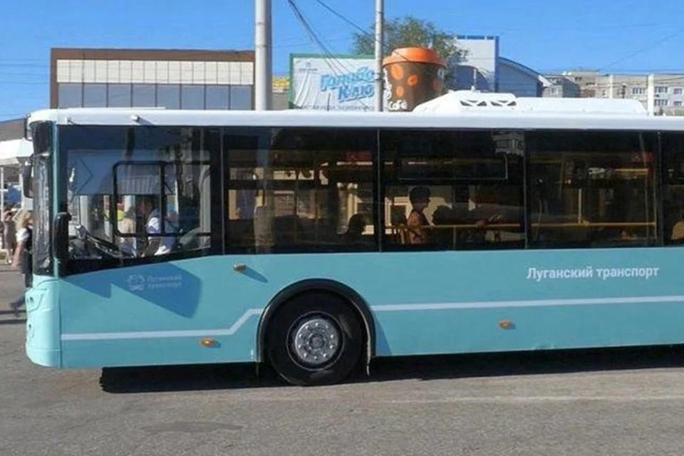 10 июля луганскому автобусному парку передали 20 новых ЛИАЗов, 10 автобусов «Вектра» и 15 «Газелей». Фото - администрация Луганска