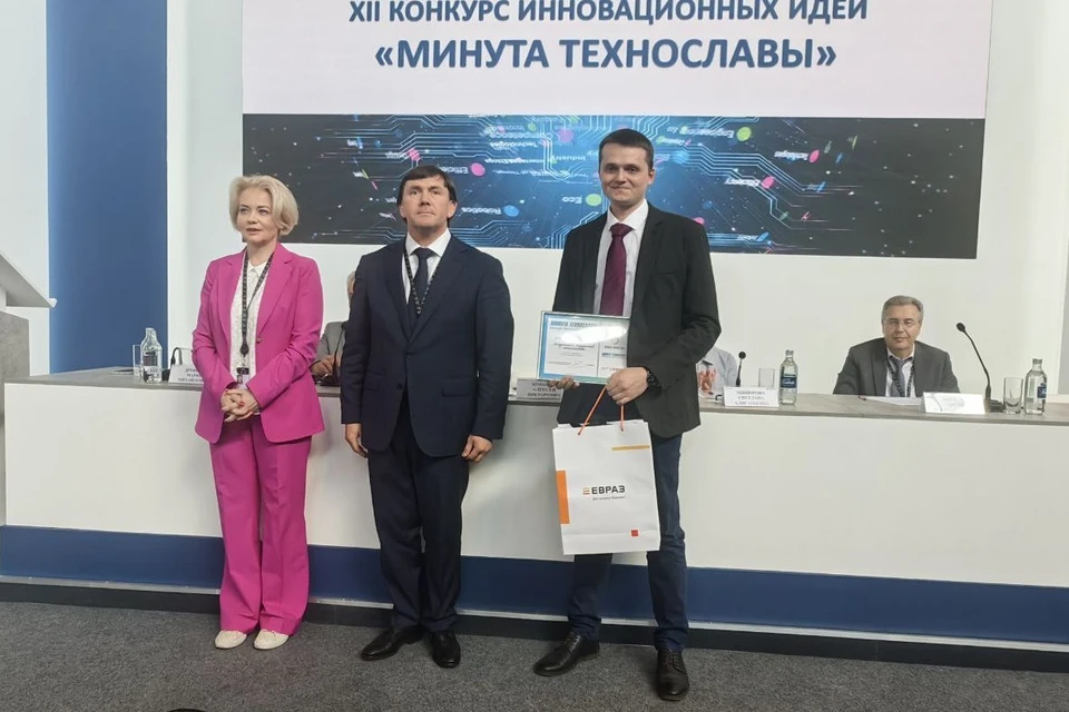 Первый заместитель губернатора Алексей Шмыков наградил победителей конкурса. Фото: Департамент информационной политики