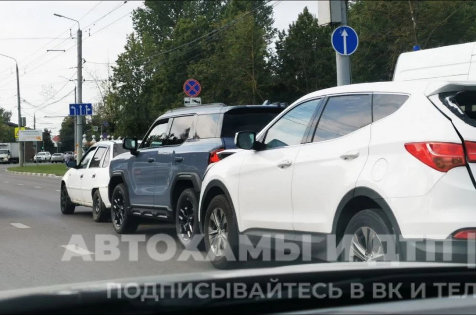 На улице Октябрьской в Туле произошло массовое ДТП. Фото: телеграм-канал «Автохамы и ДТП | Тула».