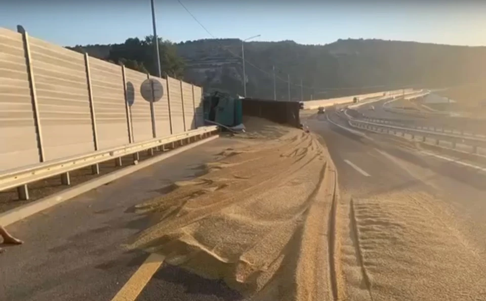 На трассе Таврида перевернулся грузовик с зерном. Фото: МВД Крыма