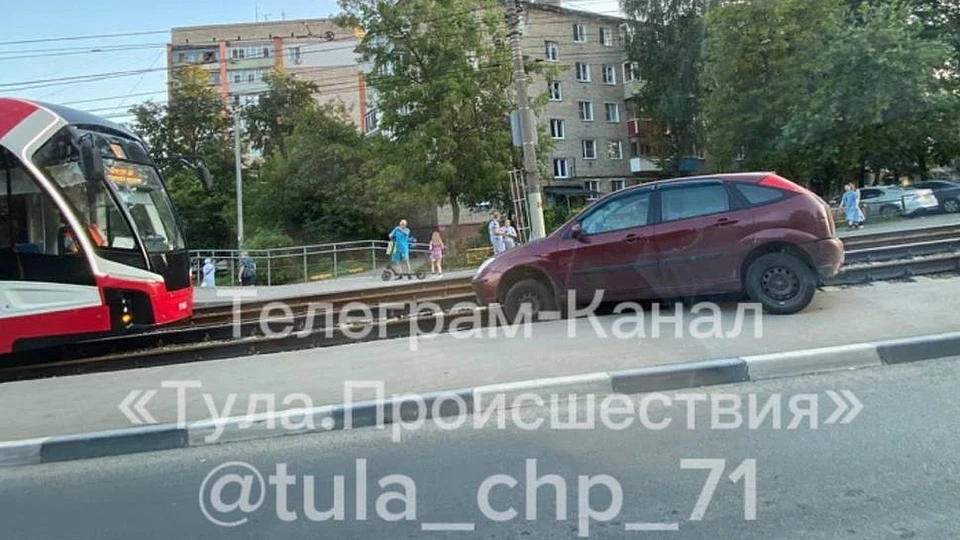 В Туле нетрезвый угонщик автомобиля вылетел на трамвайные пути. Фото: телеграм-канал «Тула. Происшествия».