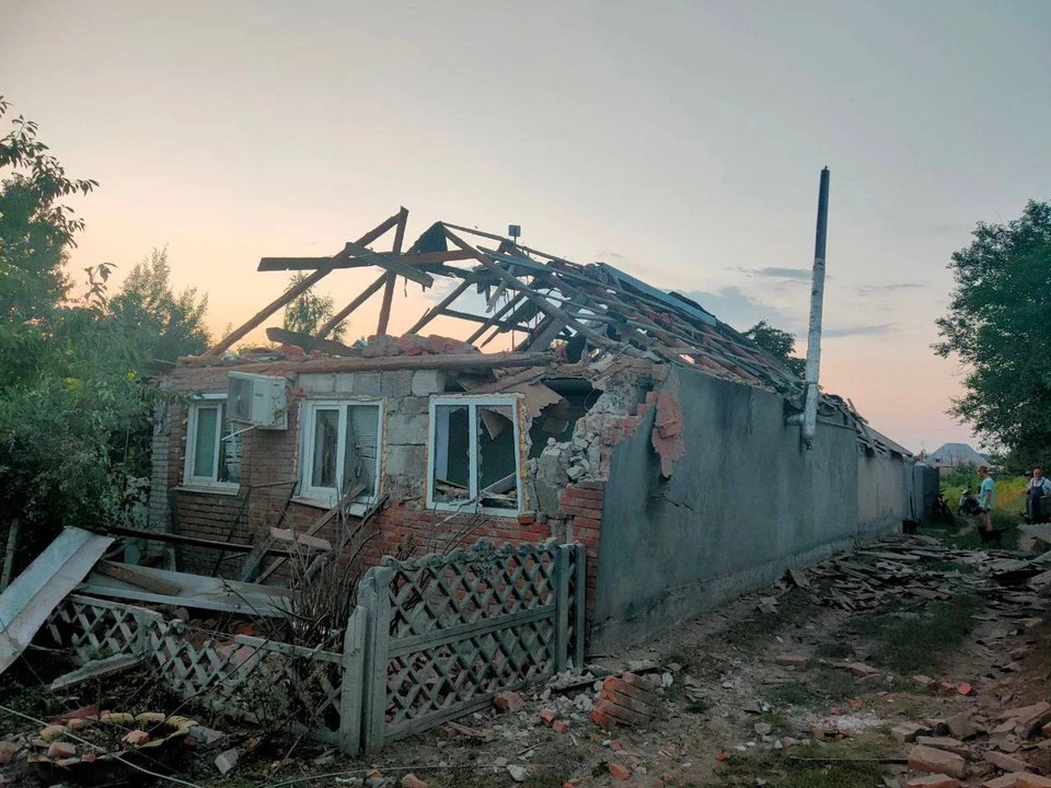 В результате прилета снаряда полностью разрушен жилой дом.