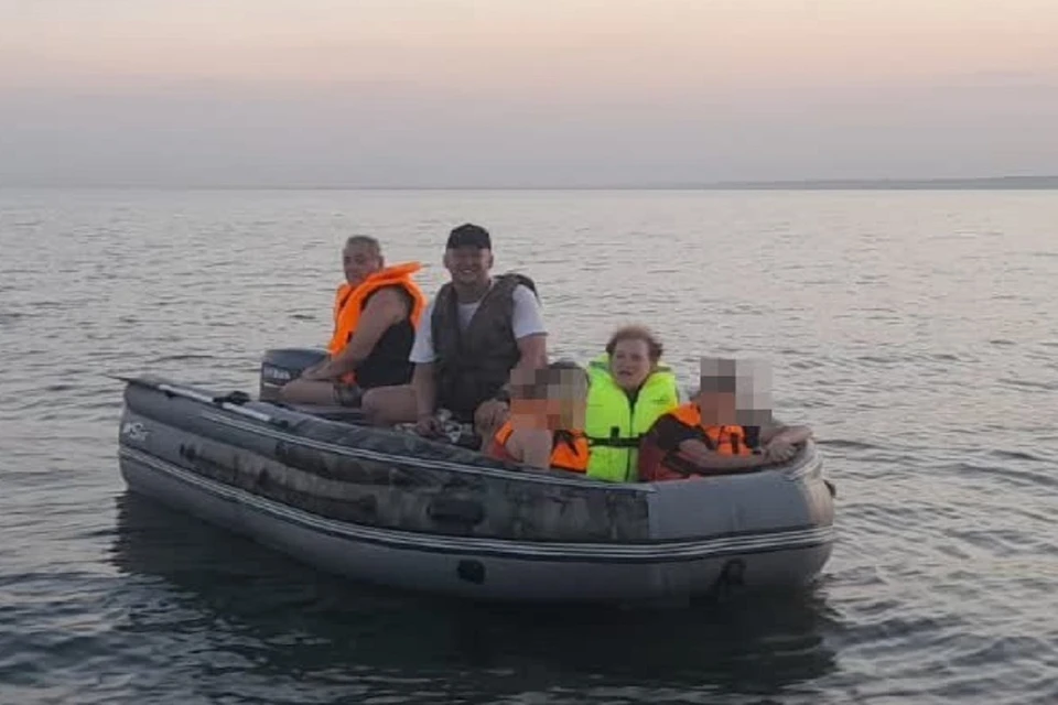 Семья новосибирцев застряла на Обском море на сломанной лодке. Фото: МАСС.