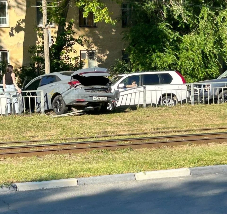 На проспекте Нариманова в Ульяновске произошло ДТП. Фото телеграм-канал Инсайд Ульяновск