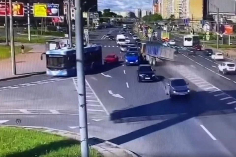 Водитель самосвала, собравший в кучу десять легковушек на проспекте Славы, получил четыре года колонии. Фото: пресс-служба прокуратуры Петербурга
