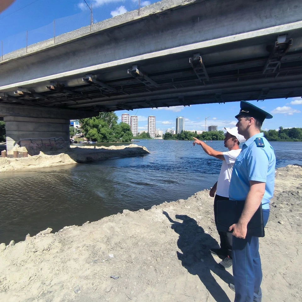 На место строительства мостов через Свиягу в Ульяновске пришли прокуроры с проверкой. Фото прокуратура Ульяновской области
